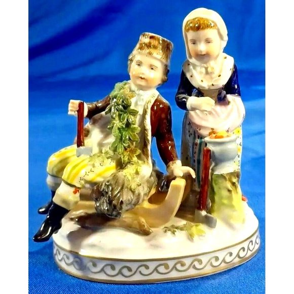 ANTIQUE CARL THIEME PORCELAIN GROUPING YOUNG COUPLE WINTER SEASON AFTER MEISSEN - Picture 3 of 10